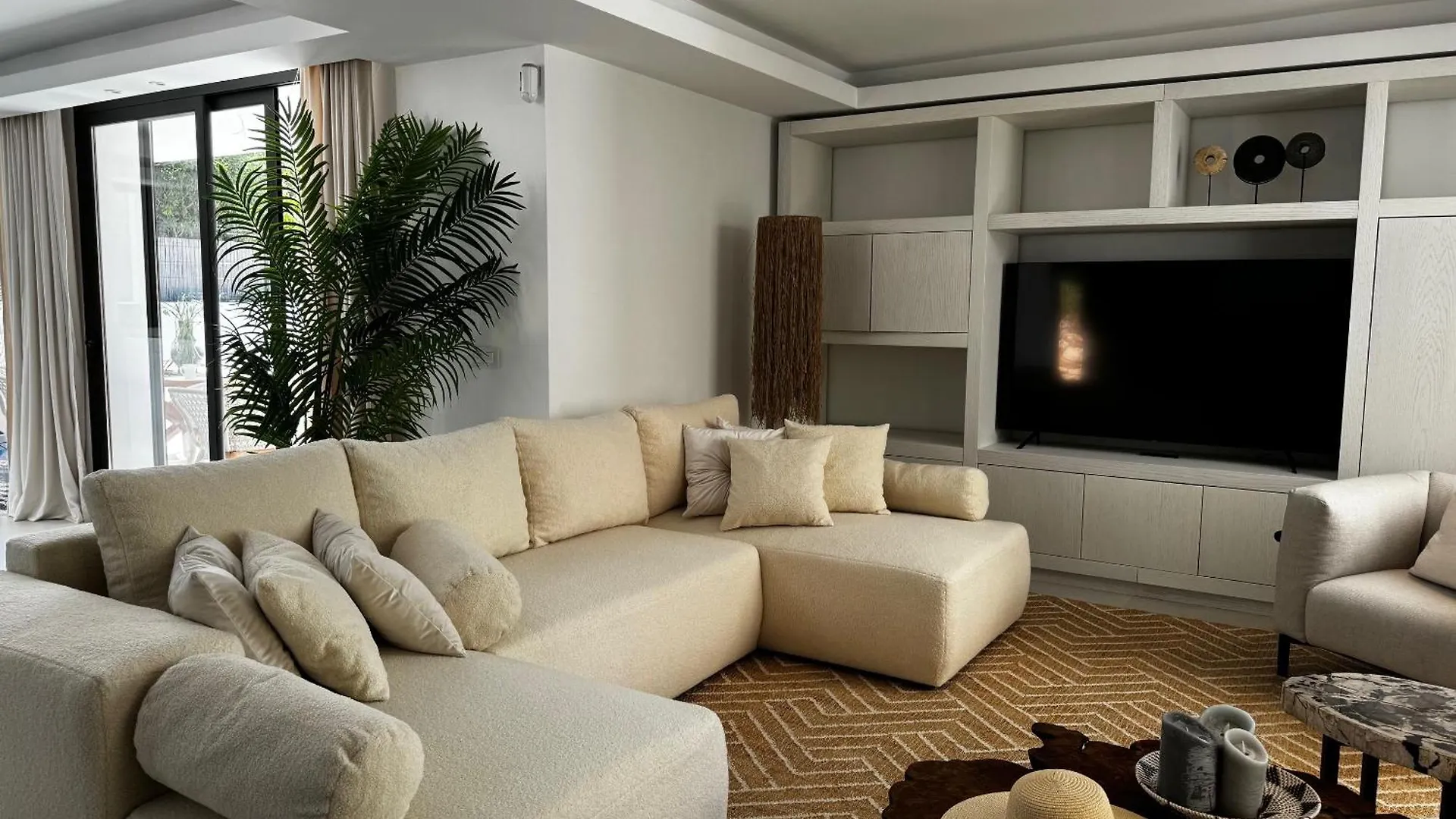Marbella Bliss - Luxury 4-Bedroom Villa With Garden, Private Pool & Jacuzzi, Marbesa Near- 5 Min To The Cabopino Beach Spain