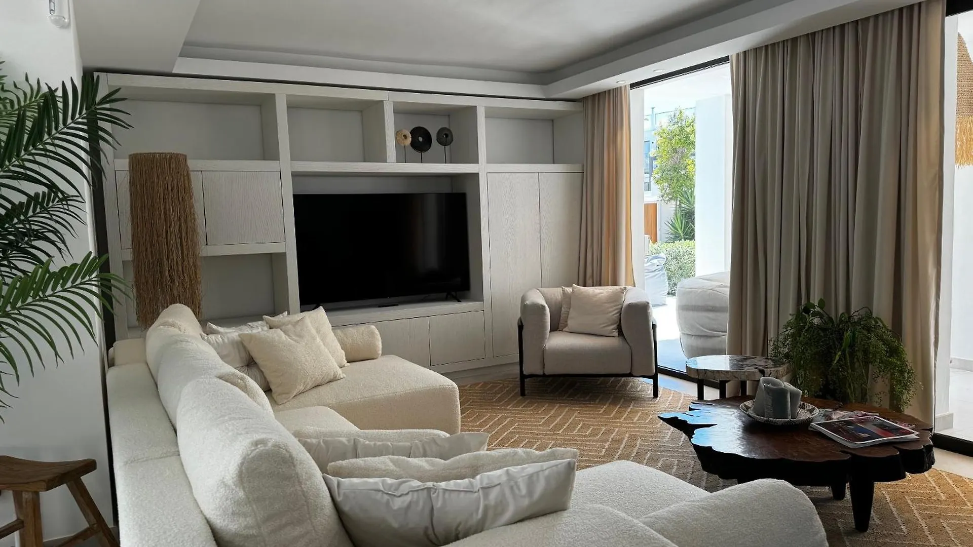Marbella Bliss - Luxury 4-Bedroom Villa With Garden, Private Pool & Jacuzzi, Marbesa Near- 5 Min To The Cabopino Beach 0*,  Spain