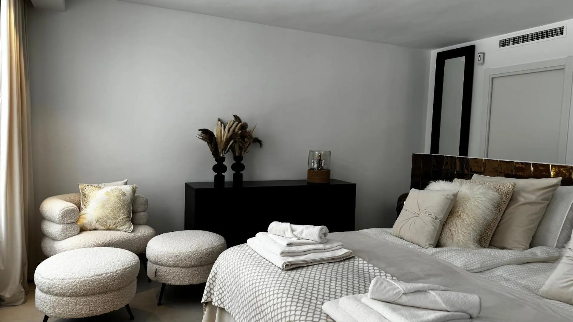 Marbella Bliss - Luxury 4-Bedroom Villa With Garden, Private Pool & Jacuzzi, Marbesa Near- 5 Min To The Cabopino Beach Hiszpania