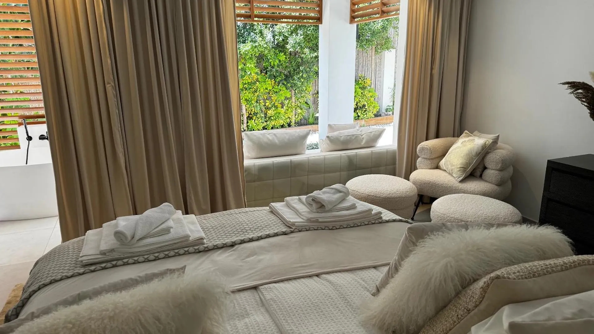 Family Holiday Bliss In Marbella- Brand-New 4 Bedroom Villa With Garden, Private Pool & Jacuzzi, Marbesa 500 M To The Beautiful Cabopino Beach  Marbella