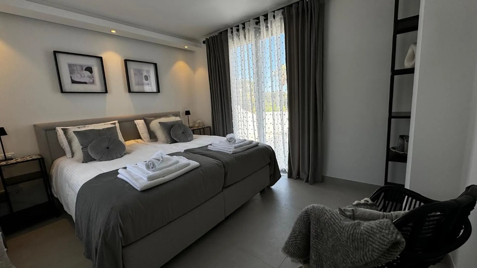 Marbella Bliss - Luxury 4-Bedroom Villa With Garden, Private Pool & Jacuzzi, Marbesa Near- 5 Min To The Cabopino Beach