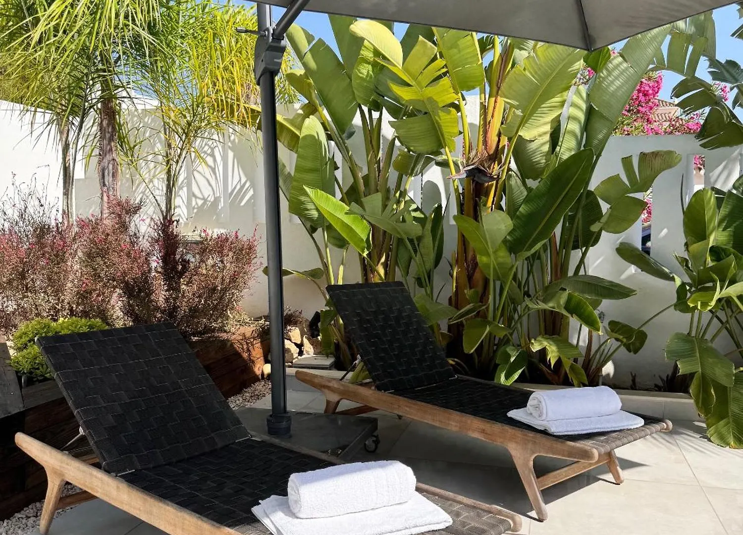 Marbella Bliss - Luxury 4-Bedroom Villa With Garden, Private Pool & Jacuzzi, Marbesa Near- 5 Min To The Cabopino Beach